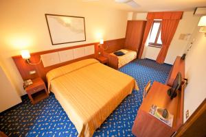 托尔博莱贝纳科酒店的酒店客房设有一间带两张床的卧室