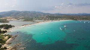 圣特奥多罗鲁尼巴黑度酒店的享有海滩的空中景色,在水中划船