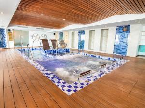 圣玛尔塔祖阿纳海滩度假酒店的浴缸位于客房中间
