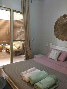 萨尔雷KatlantiK Ca Madeira Deluxe的一间卧室配有一张带两个枕头的床