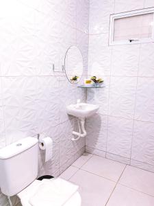 马拉戈日Suítes Vovó Zilda的白色的浴室设有卫生间和水槽。