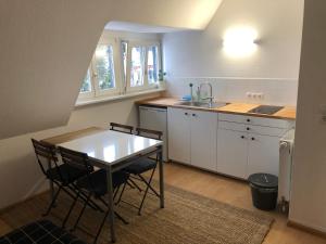 科齐扎尔滕Black Forest Bike Hostel的厨房配有桌椅和水槽。