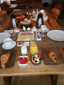 ElingenElingenhof的一张木桌,上面摆放着早餐食品和饮料