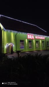BranevBra Haus的绿色建筑,有圣诞灯