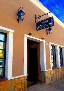 麦马拉Hosteria Maimará的一座建筑,上面有黑色的门和标志