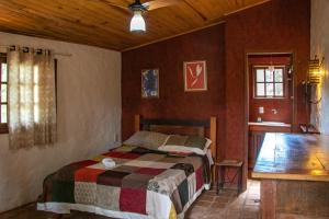 蒂拉登特斯Espaço João Mineiro的一间卧室设有一张床和木制天花板