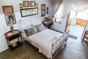 LangebaanwegSchaftplaas Cottages的卧室配有白色的床和桌子