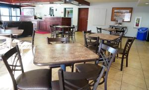 科尔尼科尔尼罗德威套房旅馆的用餐室配有木桌和椅子
