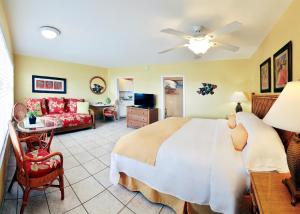 劳德代尔堡Tropic Seas Resort的一间带大床的卧室和一间客厅