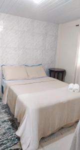 特雷索波利斯Hospedagem Doce Lar - Casa Girassol的卧室配有一张白色大床