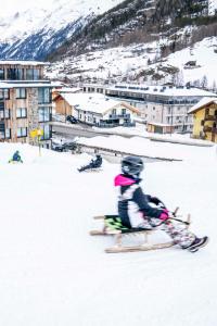 索尔登Landhaus Martinus的一个人在镇上雪地里滑雪