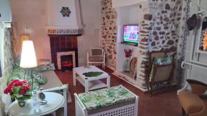 EstivellaRosita Casa Rural的带沙发和壁炉的客厅