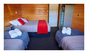 格雷默斯Luxury Seaview Apartments的一间设有两张床铺和毛巾的房间