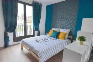 Vert-le-GrandWelcome Home的一间卧室配有一张蓝色墙壁的床和一扇窗户