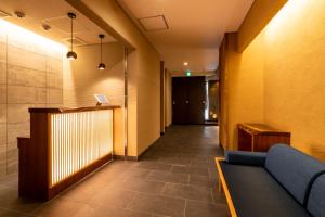 福冈Hotel Iori的走廊上设有蓝色沙发的等候室