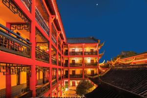 成都成都梦之旅文君楼庭院酒店（宽窄巷子店）的一座在晚上有灯光的亚洲建筑