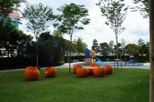 吉隆坡M City Lake View 1+1 Room的公园里的一个游乐场,里面饲养着橙色塑料动物