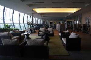 吉隆坡M City Lake View 1+1 Room的大厅,在大楼里设有沙发和桌子