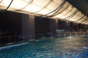 吉隆坡M City Lake View 1+1 Room的一座游泳池,在摩天大楼的顶部