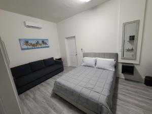 迈阿密Cozy Private Room的一间卧室配有一张床和一张沙发