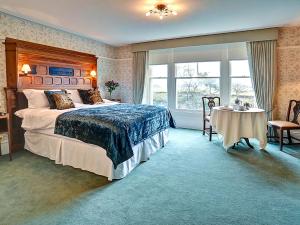 格兰奇奥沃桑茨海湾别墅住宿加早餐旅馆的一间卧室配有一张大床和一张桌子