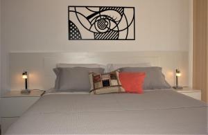 布宜诺斯艾利斯Petite Maison II的一间卧室配有一张大床和两盏灯