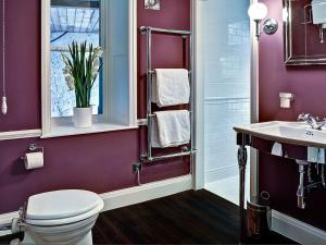 格兰奇奥沃桑茨海湾别墅住宿加早餐旅馆的紫色浴室设有卫生间和水槽