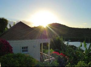 英吉利港安提瓜海洋酒店的山上方的太阳下屋