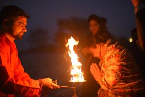 哈里瓦Amatra By The Ganges的手持火 ⁇ 的男人和手持火 ⁇ 的女人