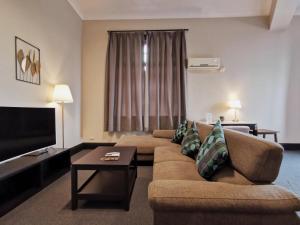 悉尼悉尼克雷西酒店的带沙发和平面电视的客厅