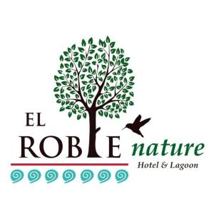 巴卡拉尔El Roble Nature Hotel & Lagoon的标志上的一棵树和一只鸟