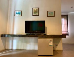 拜县布拉浪帕度假村的客厅配有桌子和电视机