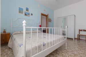 贝瓦尼亚圣彼得Casa Bouganville by BarbarHouse的卧室配有白色的床和蓝色的墙壁
