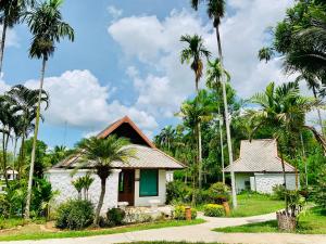 拜县布拉浪帕度假村的一座棕榈树的小房子