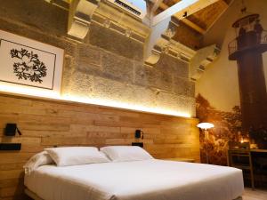 穆罗斯Hotel do Porto的卧室配有一张白色大床