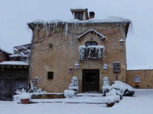 佩德拉萨La casa de Don的一座被雪覆盖的建筑,上面有冰壶