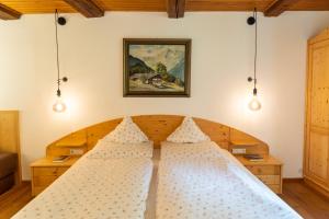 富内斯Ganoihof apartments的一间卧室配有一张带两个枕头的床