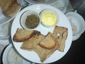 额布里Oliver`s Laguna ECO Lodge Hotel的白盘,烤面包,黄油,米饭