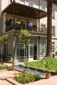 格拉纳达奥妮莉亚别墅酒店的一座房子前面设有游泳池