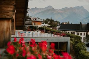 威拉尔-苏-罗伦莱斯麦祖杜克洛斯住宿加早餐旅馆的前景建筑中红色花的景观