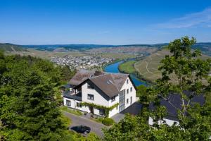 莱温Gästehaus-Weingut Loersch的享有大白房子的空中美景,享有河流美景
