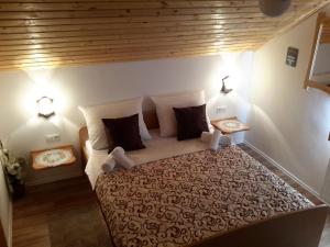 普利特维采湖Lake House 1的一间卧室配有一张大床和两盏灯