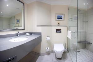 伊丽莎白港海滩酒店 的一间带水槽、卫生间和淋浴的浴室