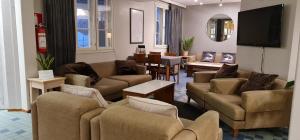 科特卡Hotel Jokipuisto的带沙发和平面电视的客厅