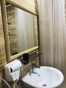 科布列季Riva的一间带水槽和镜子的浴室