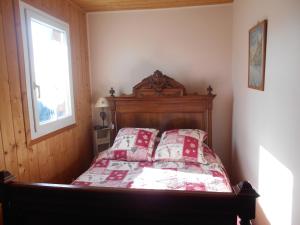 绍尔日Greselin的一间卧室配有一张带红白色棉被的床