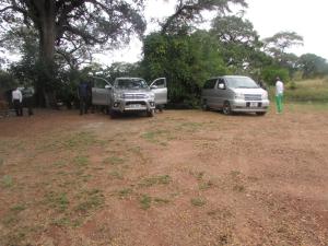 NgomaNaumba Camp and Campsite的停放在田野的两辆汽车和一辆卡车