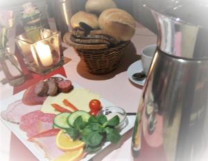 Kölleda阿尔特莫克雷克尔达餐厅酒店的餐桌,上面有盘子和搅拌机