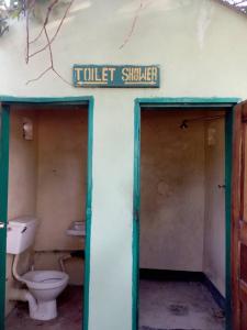 NgomaNaumba Camp and Campsite的旧厕所棚,带厕所水槽和标志
