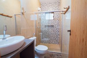 韦尔卡鲍Pousada Mandala do Vale的浴室配有卫生间、盥洗盆和淋浴。